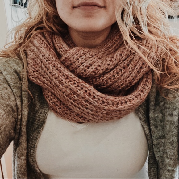 🆕 F21 | Pink Infinity Knit Scarf - Picture 2 of 5